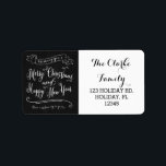 Chalkboard God jul och Gott nytt år Adressetikett<br><div class="desc">Gott nytt år 2014-Helgdag i Adressetiketter 2014-God jul och Chalkboard. Elke Clarke© Vit modern,  manustypografi,  vita blomningsfärger,  snurrar och banderoller för vintage på en svart färgkartongens bakgrundstryckta fotoeffekt. Jag önskar dig God jul och Gott nytt år från vår familj till din.</div>