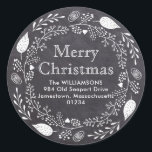 Chalkboard God jul Return-adressetikett Runt Klistermärke<br><div class="desc">Använda den här contemporaryn är en returadressetikett för chalkboard som en kuvertförsegling på baksidan av dina julkort eller inbjudningar. Den svarta bakgrunden för krita tillför en traditionell beröring, medan den moderna vita andedräkten tillför en modern boho-vibe. Den innehåller bär, löv och till och med hjärtan. God jul och adress är...</div>