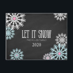 Chalkboard Gorgous Snöflingor Låt det snöa Vykort<br><div class="desc">vykortet kan enkelt anpassas med dina uppgifter och din personlig jul hälsning är på baksidan av kortet genom att klicka på knappen "Anpassa".</div>