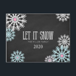 Chalkboard Gorgous Snöflingor Låt det snöa Vykort<br><div class="desc">vykortet kan enkelt anpassas med dina uppgifter och din personlig jul hälsning är på baksidan av kortet genom att klicka på knappen "Anpassa".</div>