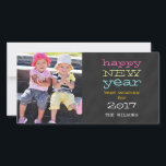 Chalkboard Gott nytt år 2017-Helgdag-fotokort Julkort<br><div class="desc">Chalkboard Gott nytt år 2017 Julhälsningar kort med ditt favoritfoto i familjen. ELKE CLARKE© finns på www.zazzle.com/monogramgallery. Skicka ut hälsningen för nya år till dina vänner och din familj med hjälp av det här roligten-helgdag med ett foto. "Gott nytt år best önskemål for 2017" i roligt vid visktypografi. Du kan...</div>