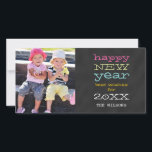 Chalkboard Gott nytt år | Helgdag-fotokort Julkort<br><div class="desc">Chalkboard Gott nytt år Julhälsningar Card med ditt favoritfamiljefoto. ELKE CLARKE© finns på www.zazzle.com/monogramgallery. Skicka ut hälsningen för nya år till dina vänner och din familj med hjälp av det här roligten-helgdag med ett foto. "Gott nytt år best önskemål for 20XX" i roligt vid visuell typografi. Du kan "anpassa den"...</div>
