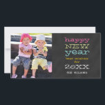 Chalkboard Gott nytt år | Helgdag-fotokort Julkort<br><div class="desc">Chalkboard Gott nytt år Julhälsningar Card med ditt favoritfamiljefoto. ELKE CLARKE© finns på www.zazzle.com/monogramgallery. Skicka ut hälsningen för nya år till dina vänner och din familj med hjälp av det här roligten-helgdag med ett foto. "Gott nytt år best önskemål for 20XX" i roligt vid visuell typografi. Du kan "anpassa den"...</div>