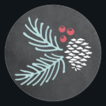 Chalkboard Gräs och Berry Round Helgdag Sticker Runt Klistermärke<br><div class="desc">Denna lilla runda dekal har en bild av gräs,  bough,  berry och pinecon på kriterans bakgrund. Gör en underbar förslutningsdekal eller försegling för att klä upp kuvertet den här julhelgen.</div>