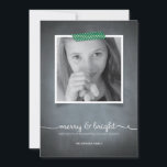 Chalkboard Grönt Washi Tape Helgdag PhoCard Julkort<br><div class="desc">Denna inbjudan till den rustiska alkboard stil görs uteslutande för Zazzle och är perfekt för ett nostalgiskt men modernt säsong hälsning. Tryckt "tvättband" i grönten visar fotot med vit skripttypografi som är tryckt på en kritbakgrund. Lägg till ett kuvert Helgdag Frimärke från vår omfattande postsamling för att matcha perfekt med...</div>