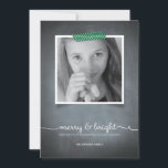 Chalkboard Grönt Washi Tape Helgdag PhoCard Julkort<br><div class="desc">Denna inbjudan till den rustiska alkboard stil görs uteslutande för Zazzle och är perfekt för ett nostalgiskt men modernt säsong hälsning. Tryckt "tvättband" i grönten visar fotot med vit skripttypografi som är tryckt på en kritbakgrund. Lägg till ett kuvert Helgdag Frimärke från vår omfattande postsamling för att matcha perfekt med...</div>