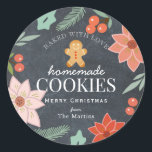 Chalkboard-Helgdag för Blommigt av hemmaade cookie Runt Klistermärke<br><div class="desc">Den här chicen "bakad med kärlek,  homemade cookies" har en svart bakgrund med pepparkaksgubbe,  helgdag som poinsettiska blommor och röda bär. Anpassa efter dina behov. Du hittar matchande produkter i min butik.</div>