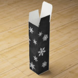 Chalkboard Helgdag Vin Box Vinlåda<br><div class="desc">Krisp white snöflingor på en illustrerad kritbakgrund dekorerar den här rutan och ge den som ett festligt helgdag.</div>