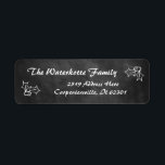 Chalkboard Holly Berry-Adressetiketter Returadress Etikett<br><div class="desc">Chalkboard Holly Berry Julens Adressetiketter. Kompletteras med träkol-grått-bakgrund och hand plockade-hollbär på sidorna. Ett roligt-teckensnitt slutför de här adress-e-postetiketterna och de är redo till frakt för dina helgdag till vänner och familj!</div>