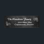 Chalkboard Holly Berry-Adressetiketter Returadress Etikett<br><div class="desc">Chalkboard Holly Berry Julens Adressetiketter. Kompletteras med träkol-grått-bakgrund och hand plockade-hollbär på sidorna. Ett roligt-teckensnitt slutför de här adress-e-postetiketterna och de är redo till frakt för dina helgdag till vänner och familj!</div>