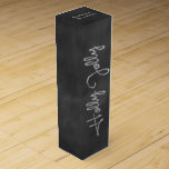 Chalkboard Holly Jolly Helgdag Vin Box Vinlåda<br><div class="desc">En sparkly Holly Jolly på en kalkbrädesbakgrund dekorerar trendiget helgdag vin box.</div>