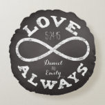 Chalkboard Infinity Kärlek Bröllop Date and Namn Rund Kudde<br><div class="desc">Fira den oändliga kärlek mellan din favoritbrud och brudgumm med det här anpassadet runt kudden! En vit kritoändlighetssymbol och "Kärlek Alltid"-text omger ett pars namn och bröllop-datum på en svart krita. Gör en vacker,  modern,  personlig gåva till nygifta.</div>