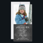 Chalkboard-julafton Julkort<br><div class="desc">Holidagshälsningar visas på den här unika alkboard-julen i stil och nyårens fotokort. Typografi som ska se ut som krita på en tavla ordnas under en banderoll för att skicka ditt bästa. Anpassa med egna namn eller egna meddelanden. Lägg till fotografiet ovan. Tillgängligt med matchande produkter. 


Kom! 
 


com</div>
