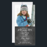 Chalkboard-julafton Julkort<br><div class="desc">Holidagshälsningar visas på den här unika alkboard-julen i stil och nyårens fotokort. Typografi som ska se ut som krita på en tavla ordnas under en banderoll för att skicka ditt bästa. Anpassa med egna namn eller egna meddelanden. Lägg till fotografiet ovan. Tillgängligt med matchande produkter. 


Kom! 
 


com</div>