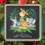 Chalkboard Jungle Baby Första julprydnaden Julgransprydnad Metall<br><div class="desc">Cute safari-djur för en pojke eller en flicka första jul. Vår söta djungelscen har en giraffe,  apa,  elefant,  zebra,  hippo och lejon. Matchande artiklar i vår butik.</div>