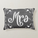 Chalkboard, kära fru, andra Bröllop-årsdagen Prydnadskudde<br><div class="desc">Retro Filigree Aesthetic Chalkboard Cute Retro Hearts med Boho Pilar. Raring, andra årsdagen, Bröllop, Pillow. Lustigt Mrs. Alltid Höger Pillow. Grått med Aesthetic Stings of Garland under Stars Romantic Master Bedroom Decor. Ofläckfri design med luft av återvunnen charm. Du kan anpassa Vintage Bistro Stil Aesthetic Grått and White Pillow så...</div>