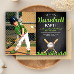 Chalkboard Kids Baseball Födelsedagsfest Photo Inbjudningar<br><div class="desc">Inbjudan dina gäster med det här coolan basebolltemat födelsedagsfest inbjudan med korsade fladdermöss och en baseboll med modern typografi mot en kritbakgrund. Lägg helt enkelt till din händelseinformation på den här lättåtkomliga mallen och lägg till det här kortet med ditt barns favoritfoto för att göra det till en inbjudan av...</div>