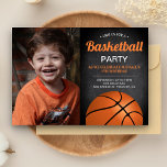 Chalkboard Kids Basketball Födelsedagsfest Photo Inbjudningar<br><div class="desc">Inbjudan dina gäster med det här coola baskettemat födelsedagsfest inbjudan med en basketboll med modern typografi mot en bakgrund av en schalkboard. Lägg helt enkelt till din händelseinformation på den här lättåtkomliga mallen och lägg till det här kortet med ditt barns favoritfoto för att göra det till en inbjudan av...</div>