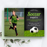 Chalkboard Kids Soccer Födelsedagsfest Photo Inbjudningar<br><div class="desc">Akta dina gäster med det här coola fotbollstemat födelsedagsfest inbjudan, med en fotboll på en gräsmatta med modern typografi mot en bakgrund av en krita. Lägg helt enkelt till din händelseinformation på den här lättåtkomliga mallen och lägg till det här kortet med ditt barns favoritfoto för att göra det till...</div>