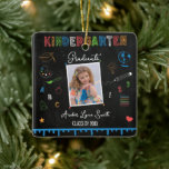Chalkboard Kindergarten Studenten Ornament<br><div class="desc">Fira ditt barns milstolpe med vår personlig Chalkboard Kindergarten Studenten Ornament. Den här charmerande prydnadsformen har en underbar ritbordsdesign, perfekt för att hedra minnet av deras speciella prestation. Anpassade med ditt barns namn och studenten-år ger det din helgdag-dekorator en personlig beröring. Den här hållbara prydnadsprodukten är gjord av högkvalitativa material...</div>