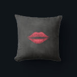 Chalkboard Läppar Pillow Kudde<br><div class="desc">Körsbärsrött läppar på en bakgrund på en rityta som på ena sidan av denna kudde dekoreras med en fru, som lätt kan ändras till ett namn eller tas bort om så önskas. Kontakta oss på prettyfancyinvites@gmail.com om du behöver hjälp med det. Det finns också en samordning av Pudow med mustasch....</div>