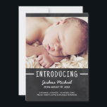 Chalkboard Lettering 1-Photo Birth Notice Meddelande<br><div class="desc">Den här tavlan med fotot från baby fungerar bra för en pojke eller flicka. Anpassa genom att lägga till ett foto av din nya lilla!</div>