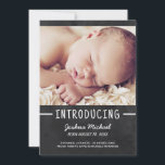 Chalkboard Lettering 1-Photo Birth Notice Meddelande<br><div class="desc">Den här tavlan med fotot från baby fungerar bra för en pojke eller flicka. Anpassa genom att lägga till ett foto av din nya lilla!</div>