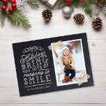 Chalkboard Lettering Helgdag Photo Card<br><div class="desc">Prisvärda magnetiska helgdag-fotokort med enkla mallar för anpassning. Den här roligten har en snygg, handskriven stil-typografi på ett faux-kritersbakgrund med tvättband i guld runt fotot. Texten lyder: "Hoppas att helgdagarna ger dig många skäl att le". Anpassa den med dina foton, din familj namn, året eller annan anpassningsbar. Omvänd sida har...</div>