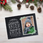 Chalkboard Lettering Helgdag Photo Card<br><div class="desc">Prisvärda magnetiska helgdag-fotokort med enkla mallar för anpassning. Den här roligten har en snygg, handskriven stil-typografi på ett faux-kritersbakgrund med grönt-remsat tvättband runt fotot. Texten lyder: "Hoppas att helgdagarna ger dig många skäl att le". Anpassa den med dina foton, din familj namn, året eller annan anpassningsbar. Omvänd sida har plats...</div>