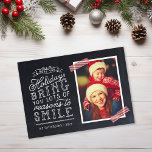 Chalkboard Lettering Helgdag Photo Card<br><div class="desc">Prisvärda magnetiska helgdag-fotokort med enkla mallar för anpassning. Den här roligten har en snygg, handskriven stil-typografi på ett faux-kritersbakgrund med rödstrippat tvättband runt fotot. Texten lyder: "Hoppas att helgdagarna ger dig många skäl att le". Anpassa den med dina foton, din familj namn, året eller annan anpassningsbar. Omvänd sida har plats...</div>