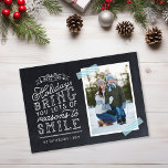 Chalkboard Lettering Helgdag Photo Card<br><div class="desc">Prisvärda magnetiska helgdag-fotokort med enkla mallar för anpassning. Den här roligten har en snygg, handskriven stil-typografi på ett faux-kritersbakgrund med ett tvätttejp med vattendrag runt fotot. Texten lyder: "Hoppas att helgdagarna ger dig många skäl att le". Anpassa den med dina foton, din familj namn, året eller annan anpassningsbar. Omvänd sida...</div>