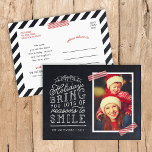Chalkboard Lettering Helgdag Photo Card Helg Vykort<br><div class="desc">Prisvärda helgdag-vykort för utskrift av anpassningsbar med enkla mallar för anpassning. Den här roligten har en snygg, handskriven stil-typografi på ett faux-kritersbakgrund med rödstrippat tvättband runt fotot. Texten lyder: "Hoppas att helgdagarna ger dig många skäl att le". Anpassa den med dina foton, din familj namn, året eller annan anpassningsbar. På...</div>
