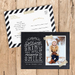 Chalkboard Lettering Helgdag Photo Card Helg Vykort<br><div class="desc">Prisvärda helgdag-vykort för utskrift av anpassningsbar med enkla mallar för anpassning. Den här roligten har en snygg, handskriven stil-typografi på ett faux-kritersbakgrund med tvättband i guld runt fotot. Texten lyder: "Hoppas att helgdagarna ger dig många skäl att le". Anpassa den med dina foton, din familj namn, året eller annan anpassningsbar....</div>