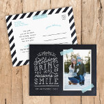 Chalkboard Lettering Helgdag Photo Card Helg Vykort<br><div class="desc">Prisvärda helgdag-vykort för utskrift av anpassningsbar med enkla mallar för anpassning. Den här roligten har en snygg, handskriven stil-typografi på ett faux-kritersbakgrund med ett tvätttejp med vattendrag runt fotot. Texten lyder: "Hoppas att helgdagarna ger dig många skäl att le". Anpassa den med dina foton, din familj namn, året eller annan...</div>