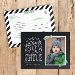 Chalkboard Lettering Helgdag Photo Card Helg Vykort<br><div class="desc">Prisvärda helgdag-vykort för utskrift av anpassningsbar med enkla mallar för anpassning. Den här roligten har en snygg, handskriven stil-typografi på ett faux-kritersbakgrund med grönt-remsat tvättband runt fotot. Texten lyder: "Hoppas att helgdagarna ger dig många skäl att le". Anpassa den med dina foton, din familj namn, året eller annan anpassningsbar. På...</div>