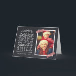 Chalkboard Lettering Helgdag Photo Card Helgkort<br><div class="desc">Prisvärda anpassningsbar tryckte ut julfotokort med enkla mallar för anpassning. Den här roligten har en snygg, handskriven stil-typografi på ett faux-kritersbakgrund med rödstrippat tvättband runt fotot. Texten lyder: "Hoppas att helgdagarna ger dig många skäl att le". Anpassa den med dina foton, din familj namn, året eller annan anpassningsbar. Inuti finns...</div>