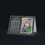Chalkboard Lettering Helgdag Photo Card Helgkort<br><div class="desc">Prisvärda anpassningsbar tryckte ut julfotokort med enkla mallar för anpassning. Den här roligten har en snygg, handskriven stil-typografi på ett faux-kritersbakgrund med grönt-remsat tvättband runt fotot. Texten lyder: "Hoppas att helgdagarna ger dig många skäl att le". Anpassa den med dina foton, din familj namn, året eller annan anpassningsbar. Inuti finns...</div>