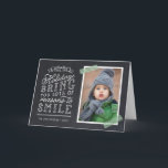 Chalkboard Lettering Helgdag Photo Card Helgkort<br><div class="desc">Prisvärda anpassningsbar tryckte ut julfotokort med enkla mallar för anpassning. Den här roligten har en snygg, handskriven stil-typografi på ett faux-kritersbakgrund med grönt-remsat tvättband runt fotot. Texten lyder: "Hoppas att helgdagarna ger dig många skäl att le". Anpassa den med dina foton, din familj namn, året eller annan anpassningsbar. Inuti finns...</div>