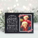Chalkboard Lettering Helgdag Photo Card Helgkort<br><div class="desc">Prisvärda anpassningsbar tryckte ut julfotokort med enkla mallar för anpassning. Den här roligten har en snygg, handskriven stil-typografi på ett faux-kritersbakgrund med rödstrippat tvättband runt fotot. Texten lyder: "Hoppas att helgdagarna ger dig många skäl att le". Anpassa den med dina foton, din familj namn, året eller annan anpassningsbar. Inuti finns...</div>