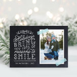Chalkboard Lettering Helgdag Photo Card Helgkort<br><div class="desc">Prisvärda anpassningsbar tryckte ut julfotokort med enkla mallar för anpassning. Den här roligten har en snygg, handskriven stil-typografi på ett faux-kritersbakgrund med ett tvätttejp med vattendrag runt fotot. Texten lyder: "Hoppas att helgdagarna ger dig många skäl att le". Anpassa den med dina foton, din familj namn, året eller annan anpassningsbar....</div>