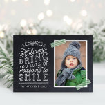 Chalkboard Lettering Helgdag Photo Card Helgkort<br><div class="desc">Prisvärda anpassningsbar tryckte ut julfotokort med enkla mallar för anpassning. Den här roligten har en snygg, handskriven stil-typografi på ett faux-kritersbakgrund med grönt-remsat tvättband runt fotot. Texten lyder: "Hoppas att helgdagarna ger dig många skäl att le". Anpassa den med dina foton, din familj namn, året eller annan anpassningsbar. Inuti finns...</div>