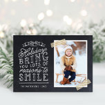 Chalkboard Lettering Helgdag Photo Card Helgkort<br><div class="desc">Prisvärda anpassningsbar tryckte ut julfotokort med enkla mallar för anpassning. Den här roligten har en snygg, handskriven stil-typografi på ett faux-kritersbakgrund med tvättband i guld runt fotot. Texten lyder: "Hoppas att helgdagarna ger dig många skäl att le". Anpassa den med dina foton, din familj namn, året eller annan anpassningsbar. Inuti...</div>