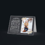 Chalkboard Lettering Helgdag Photo Card Helgkort<br><div class="desc">Prisvärda anpassningsbar tryckte ut julfotokort med enkla mallar för anpassning. Den här roligten har en snygg, handskriven stil-typografi på ett faux-kritersbakgrund med tvättband i guld runt fotot. Texten lyder: "Hoppas att helgdagarna ger dig många skäl att le". Anpassa den med dina foton, din familj namn, året eller annan anpassningsbar. Inuti...</div>
