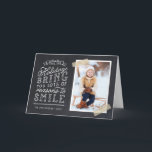 Chalkboard Lettering Helgdag Photo Card Helgkort<br><div class="desc">Prisvärda anpassningsbar tryckte ut julfotokort med enkla mallar för anpassning. Den här roligten har en snygg, handskriven stil-typografi på ett faux-kritersbakgrund med tvättband i guld runt fotot. Texten lyder: "Hoppas att helgdagarna ger dig många skäl att le". Anpassa den med dina foton, din familj namn, året eller annan anpassningsbar. Inuti...</div>
