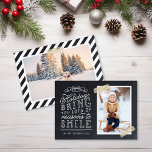 Chalkboard Lettering Helgdag Photo Card Julkort<br><div class="desc">Prisvärda helgdag för utskrift av anpassningsbar med enkla mallar för anpassning. Den här roligten har en snygg, handskriven stil-typografi på ett faux-kritersbakgrund med tvättband i guld runt fotot. Texten lyder: "Hoppas att helgdagarna ger dig många skäl att le". Anpassa den med dina foton, din familj namn, året eller annan anpassningsbar....</div>