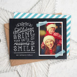 Chalkboard Lettering Helgdag Photo Card Julkort<br><div class="desc">Prisvärda helgdag för utskrift av anpassningsbar med enkla mallar för anpassning. Den här roligten har en snygg, handskriven stil-typografi på ett faux-kritersbakgrund med ett tvätttejp med vattendrag runt fotot. Texten lyder: "Hoppas att helgdagarna ger dig många skäl att le". Anpassa den med dina foton, din familj namn, året eller annan...</div>