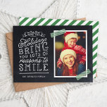 Chalkboard Lettering Helgdag Photo Card Julkort<br><div class="desc">Prisvärda helgdag för utskrift av anpassningsbar med enkla mallar för anpassning. Den här roligten har en snygg, handskriven stil-typografi på ett faux-kritersbakgrund med grönt-remsat tvättband runt fotot. Texten lyder: "Hoppas att helgdagarna ger dig många skäl att le". Anpassa den med dina foton, din familj namn, året eller annan anpassningsbar. Omvänd...</div>