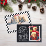 Chalkboard Lettering Helgdag Photo Card Julkort<br><div class="desc">Prisvärda helgdag för utskrift av anpassningsbar med enkla mallar för anpassning. Den här roligten har en snygg, handskriven stil-typografi på ett faux-kritersbakgrund med rödstrippat tvättband runt fotot. Texten lyder: "Hoppas att helgdagarna ger dig många skäl att le". Anpassa den med dina foton, din familj namn, året eller annan anpassningsbar. Omvänd...</div>