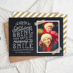Chalkboard Lettering Helgdag Photo Card Julkort<br><div class="desc">Prisvärda helgdag för utskrift av anpassningsbar med enkla mallar för anpassning. Den här roligten har en snygg, handskriven stil-typografi på ett faux-kritersbakgrund med tvättband i guld runt fotot. Texten lyder: "Hoppas att helgdagarna ger dig många skäl att le". Anpassa den med dina foton, din familj namn, året eller annan anpassningsbar....</div>