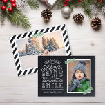 Chalkboard Lettering Helgdag Photo Card Julkort<br><div class="desc">Prisvärda helgdag för utskrift av anpassningsbar med enkla mallar för anpassning. Den här roligten har en snygg, handskriven stil-typografi på ett faux-kritersbakgrund med grönt-remsat tvättband runt fotot. Texten lyder: "Hoppas att helgdagarna ger dig många skäl att le". Anpassa den med dina foton, din familj namn, året eller annan anpassningsbar. Omvänd...</div>